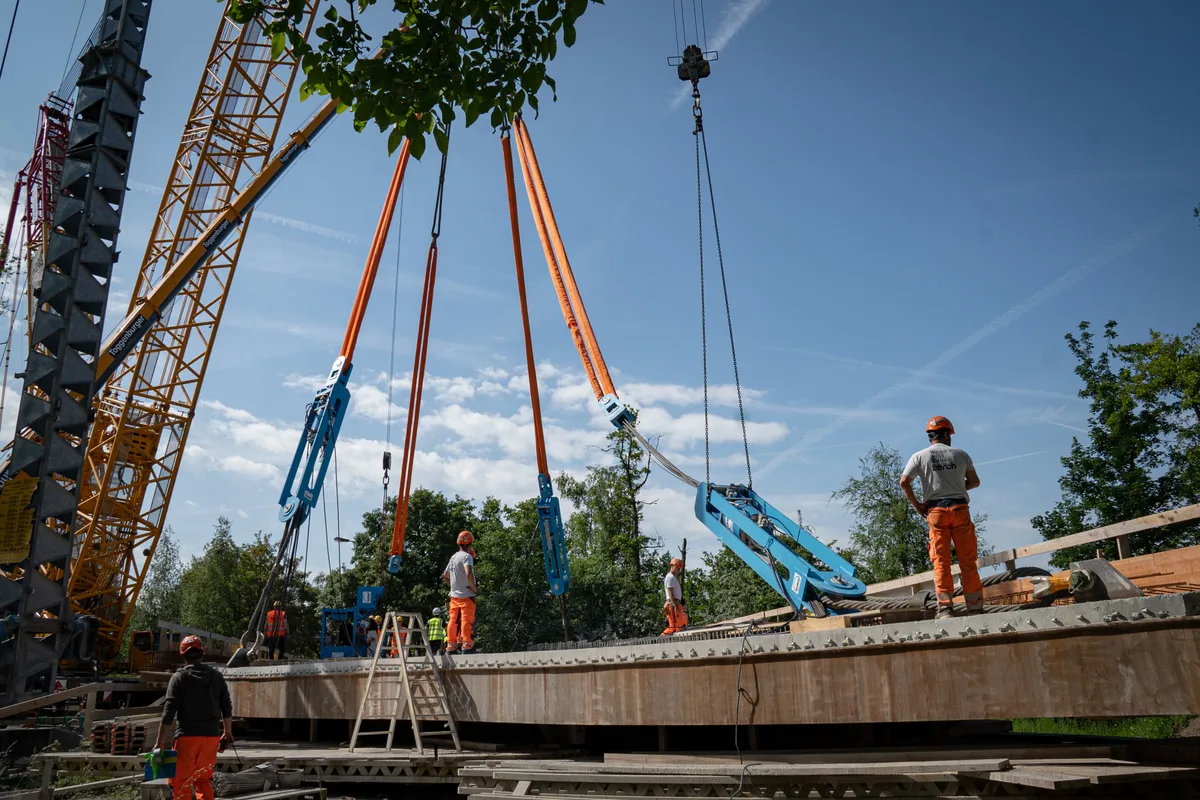 Transport von Brueckenplatte über dem Aabach in Niederuster.